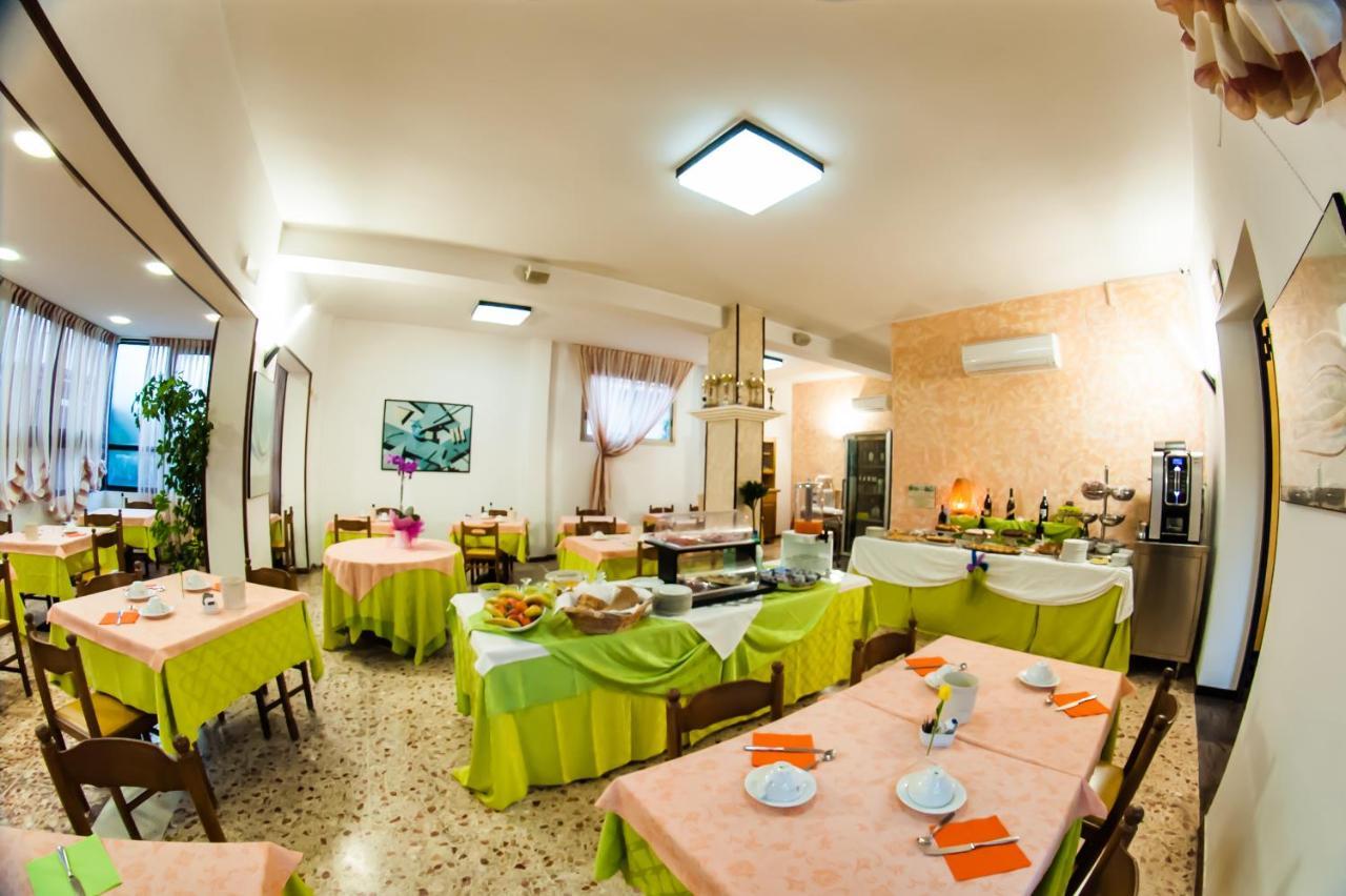 Hotel Angelini Римини Экстерьер фото