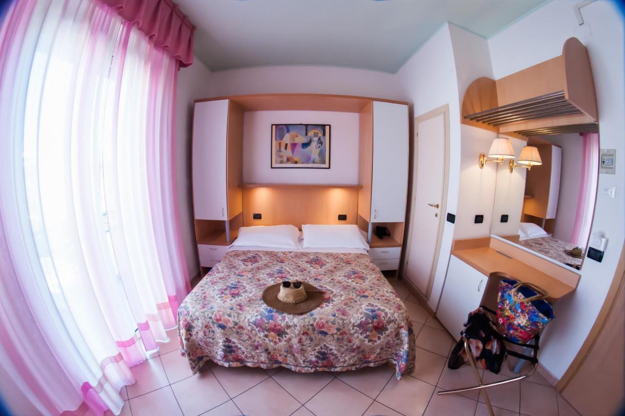 Hotel Angelini Римини Экстерьер фото